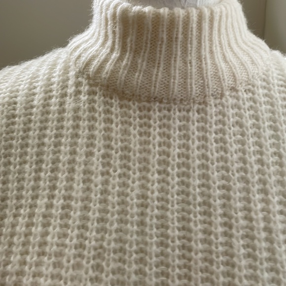 Divided soft acrylic crop sweater - Picture 2 of 7